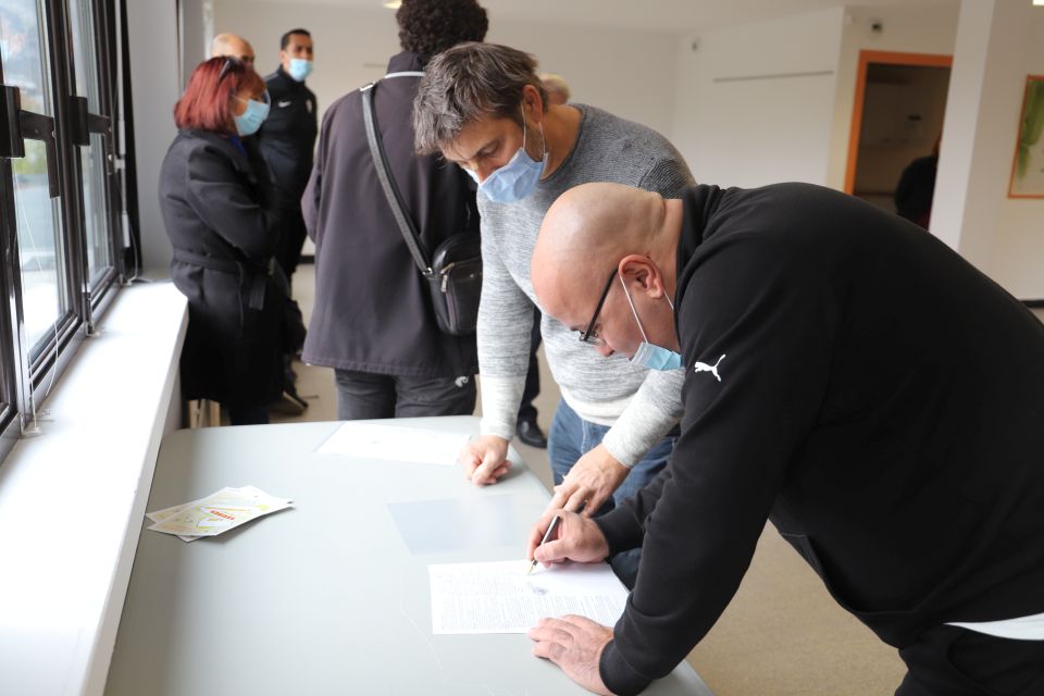 Quartier de La Luire : Un Pôle tout neuf Chaque responsable d'association, ici le président du club de boules de La Luire, a signé une convention d'occupation des nouveaux locaux rénovés avec la Ville.