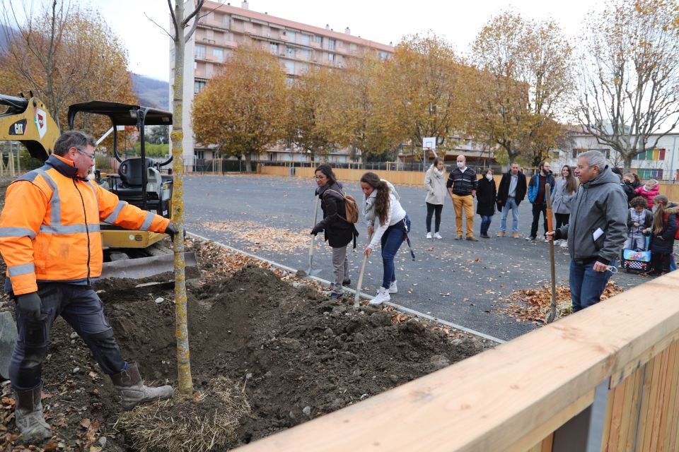 Les enseignant-es, ici Valérie Marty, la directrice (à droite), aux côtés de de la première adjointe Amandine Demore, et les parents d'élèves ont également participé à l'opération de plantation. Rendez-vous au printemps !