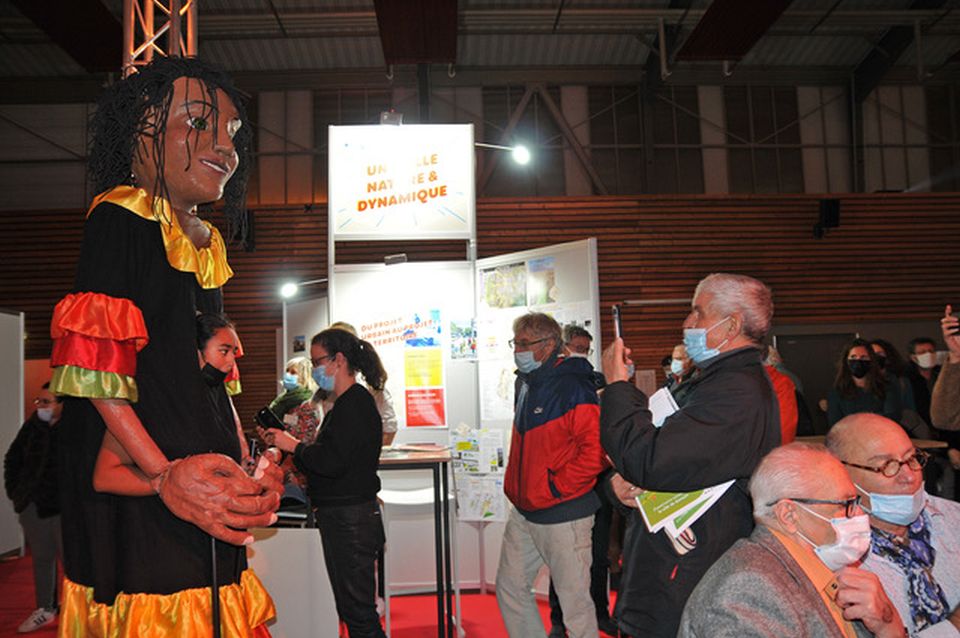 Assises d’Échirolles : La participation se Fabrique La BatukaVI, avec ses percussions et ses marionnettes géantes, mais aussi les comédien-nes de la Ligue d'impro et les musicien-nes de l'Echo d'Echirolles ont apporté une note festive et conviviale, très appréciée, à la soirée.