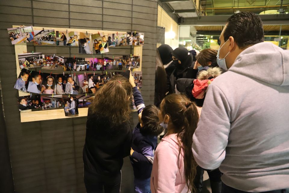 Colos apprenantes : Une soirée de retrouvailles réussie L'exposition photos a permis de faire resurgir les – bons – souvenirs et les échanges entre familles.