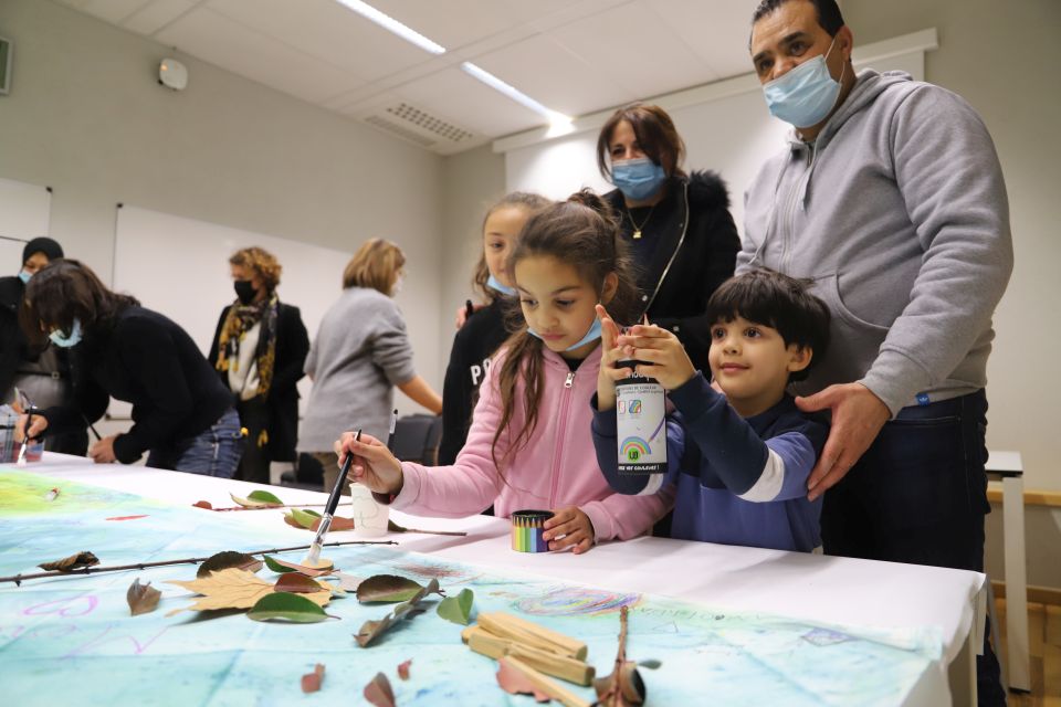 Colos apprenantes : Une soirée de retrouvailles réussie Linda, Kamel et leurs enfants, Maria, Éline et Ilyan, ont dit et mis en dessin leur bonheur de s'être retrouvé durant une semaine à la Motte d'Aveillans.