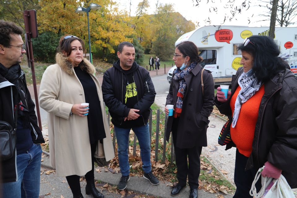 L'adjointe Lætitia Rabih, la première adjointe Amandine Demore et la conseillère municipale Kaoukeb Baya-Chatti ont échangé avec le président du Collectif Pas sans nous, Mohamed Mechmache.