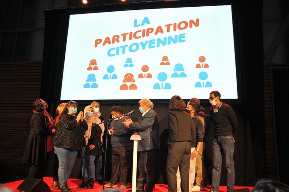 Assises d’Échirolles : La participation se Fabrique Le maire Renzo Sulli et la première adjointe Amandine Demore, entourés d'habitant-es et d'acteurs-trices engagé-es dans la vie locale ont donné le coup d'envoi de la Fabrique citoyenne.