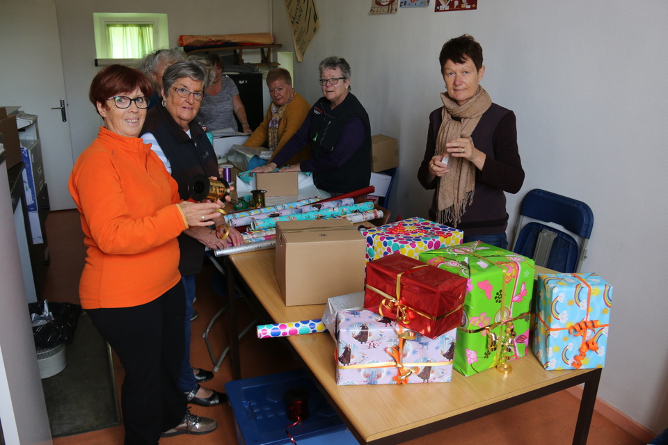 Tous les mercredis, les bénévoles se rassemblent à la ferme Giroud pour préparer le marché de Noël.