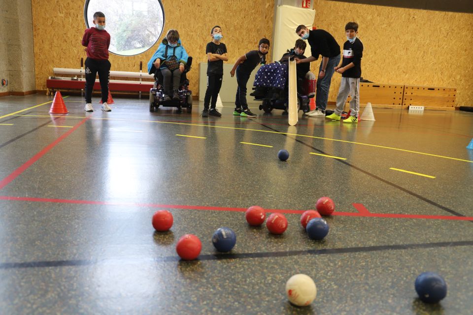 A l'image de l'atelier autour de la boccia, la différents ateliers de mise en situation ont permis aux jeunes de mieux appréhender les difficultés liées à la pratique sportive.  