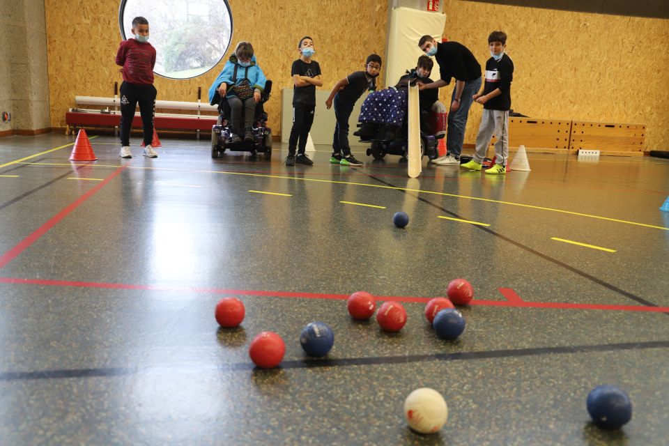 Handisport : A la rencontre de la différence A l'image de l'atelier autour de la boccia, la différents ateliers de mise en situation ont permis aux jeunes de mieux appréhender les difficultés liées à la pratique sportive.