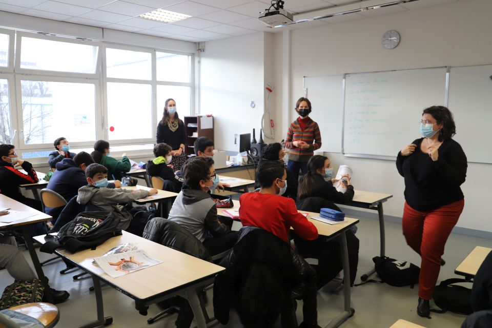 La journaliste Hélène Jusselin, Camille Chaix, du Pôle de la lecture et de l'écrit, et Elsa Lepont, professeure de français (de droite à gauche), ont notamment accompagné les élèves de 4eD dans la réalisation du 1er numéro de Le collège du futur.