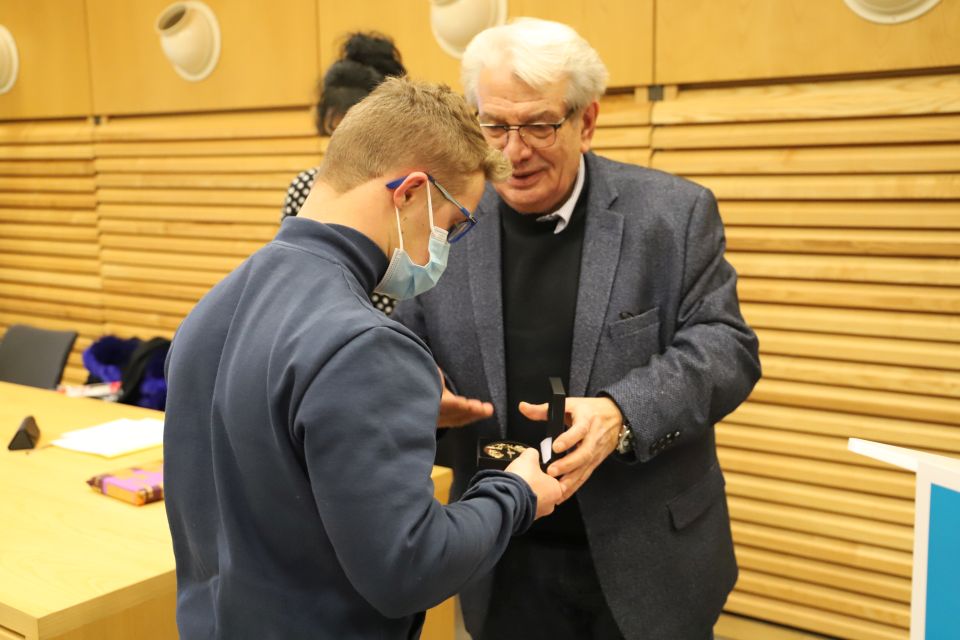 Le maire Renzo Sulli remet la médaille de la Ville à Clément Colomby pour le féliciter de son engagement et de ses - nombreux - exploits sportifs.