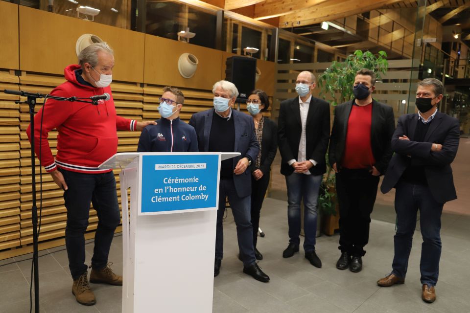 Sport adapté : Colomby comme étendard Yves Frécon, président du Comité départemental du sport adapté, ici aux côtés de Clément et des élu-es, n'a pas manqué de vanter les mérites du sportif échirollois et son apport pour le développement de la dicipline.
