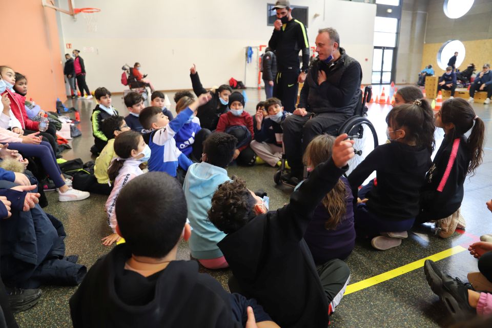 Vincent Boury, médaillé paralympique en tennis de table, a pu échanger sans tabou avec les jeunes sur la question du handicap.