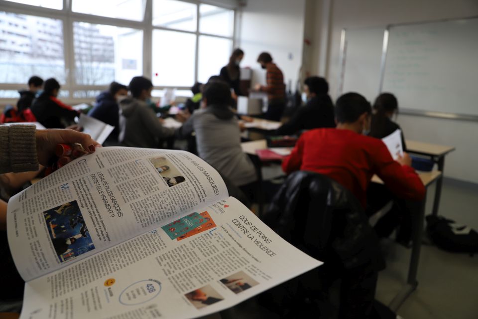 Les 120 exemplaires du premier numéro du journal du collège sont à retrouver dans les commerces et équipements publics du quartier, où les élèves les ont déposés. 