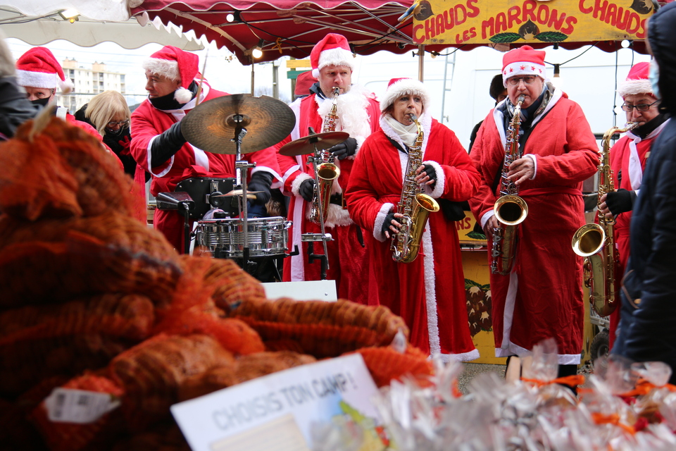 Marché de Noël 2021 La fanfare Lapatam'Fony de Rives jouant de la musique dans les allées du marché des producteurs, sous les halles.