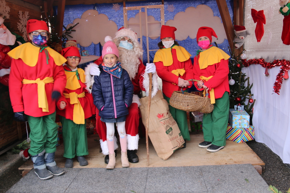 Le Père-Noël, heureux d'avoir retrouvé les enfants d'Échirolles.