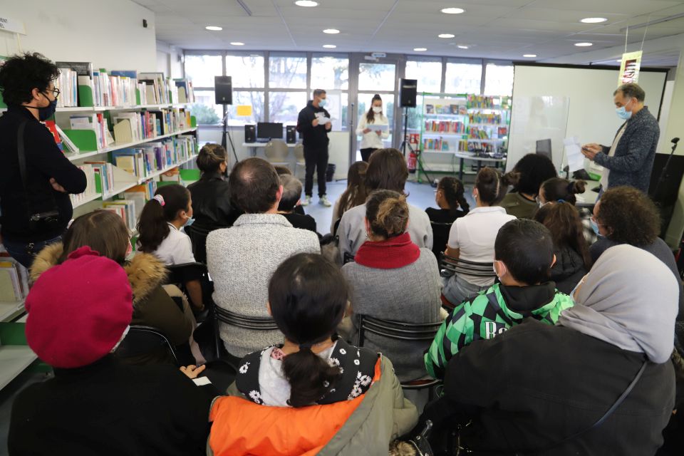 Ce samedi, les propositions se sont enchaînées à la bibliothèque Neruda, à l'image des lectures théâtralisées par les jeunes de l'atelier lecture de la Maison des Écrits et de l'association Kayane. 