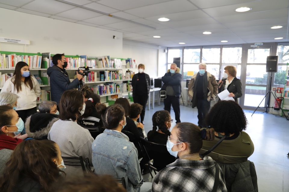 L'adjointe à la culture Jacqueline Madrennes, le maire Renzo Sulli et l'adjoint Yacine Hamidi (de droite à gauche) étaient présent-es à la bibliothèque Neruda pour ce grand temps fort dédié à la lecture et à l'écriture.