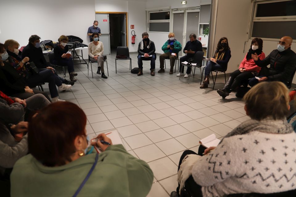 Les Ambassadeurs culturels entrent en scène Le premier atelier des Ambassadeurs a eu lieu à La Rampe en présence de la première adjointe Amandine Demore et de l'adjointe à la culture Jacqueline Madrennes. Ils se retrouveront une à deux fois par mois pour élaborer le programme culturel de l'été.