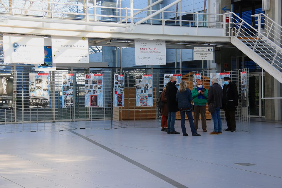 Une vingtaine de panneaux explicatifs étaient exposés dans le hall d'accueil du lycée Marie-Curie