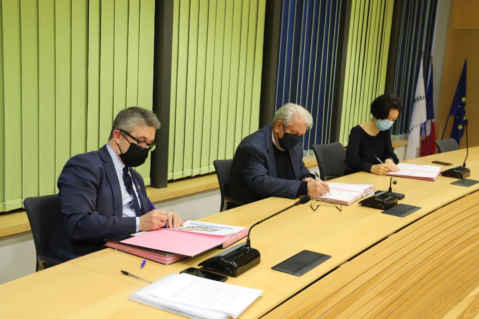 Connexions : Le projet d'aménagement du secteur gare sur de bons rails Christophe Ferrari, président de Grenoble-Alpes Métropole, Renzo Sulli, maire d'Echirolles et Roseline Legrand, directrice Auvergne-Rhône-Alpes de Linkcity, ont paraphé la convention de Projet urbain partenarial (PUP) entérinant les obligations et financements apportés par chacun dans le projet.