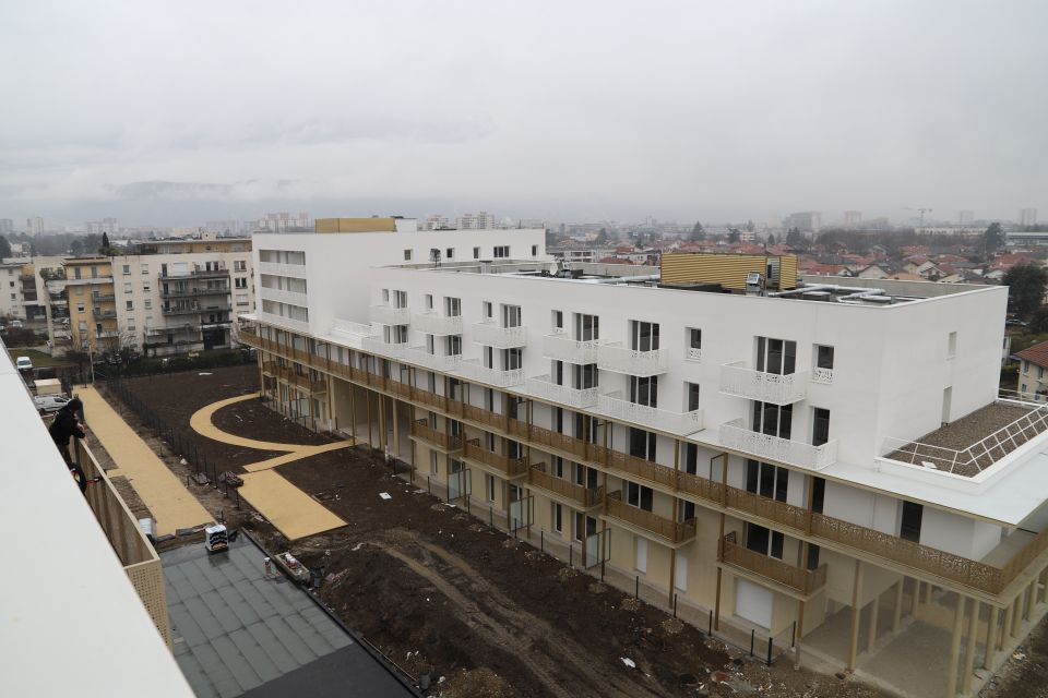 La résidence seniors La Girandière, située le long de l'avenue Joliot-Curie et gérée par le groupe Réside études, accueillera 93 résident-es d'ici l'été 2022. Les batiments, eux, sont en cours de finalisation et de livraison.