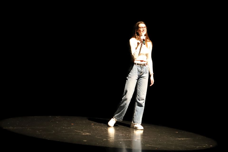 Fanny, jeune chanteuse de l'atelier Du stylo au micro organisé par Dcap, a joué le rôle "d'ambassadrice" pour les ateliers chants de La Semaine... "Elle est l'exemple que l'on peut devenir qui l'on veut", confiait la chanteuse Céline Dumas, en charge de l'atelier. 