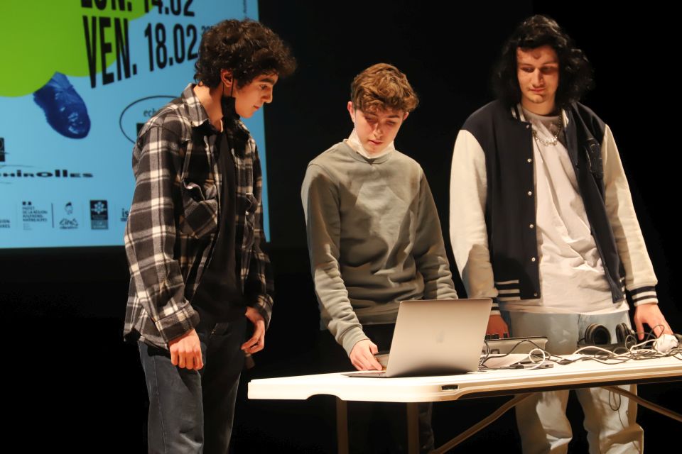 Les jeunes participant-es à l'atelier MAO ont créé d'envoutantes et insolites boucles musicales à l'aides de sons de claquement de porte ou de flacons de gel hydroalcoolique ! 