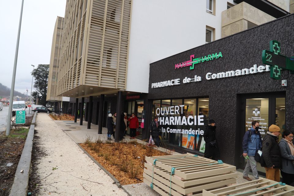 Une pharmacie, un cabinet médical et un magasin bio, en attendant une micro-crèche et un dernier commerce, sont déjà installés, dans les 1 600 m² de locaux commerciaux situés au rez-de-chaussée, de l'immeuble Le Zénith, le long de l’avenue de la République.