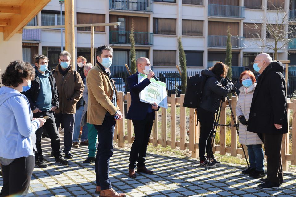 Changement climatique : Marcel-David fait école Plans en main, Christophe Romero, directeur adjoint de la Direction de la ville durable, accompagné du maître d'oeuvre Romain Allimant, ont détaillé les éléments du projet lors d'une visite commentée.