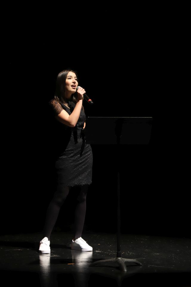 Culture-jeunesse : La Semaine se termine en beauté ! Envoutantes, aussi, les voix des trois jeunes filles qui ont suivi l'atelier chant, avec la chanteuse Céline Dumas, pour mettre leurs sentiments en mots, et les laisser s'exprimer...