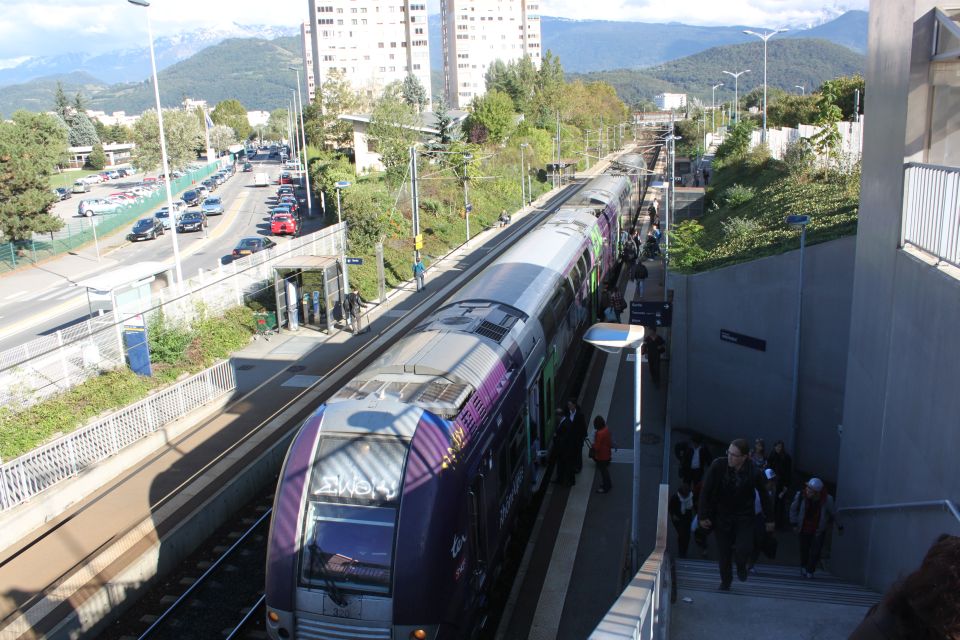 Les espace publics bénéficieront du projet. Un parvis végétalisé sera par exemple créé devant la gare, relié à la station de tramway par des marches et une rampe.