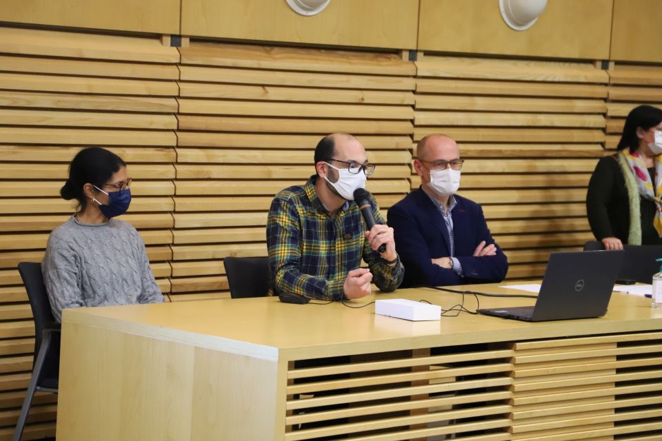 Sandra Rome, maître de conférence en géographie à l'UGA et Xavier Froissard, géographe et climatologue, spécialiste du climat aux échelles fines, ici aux côtés de Christophe Romero, directeur adjoint à la Direction de la ville durable d'Echirolles, ont coanimé la conférence sur les ilots de chaleur urbain.