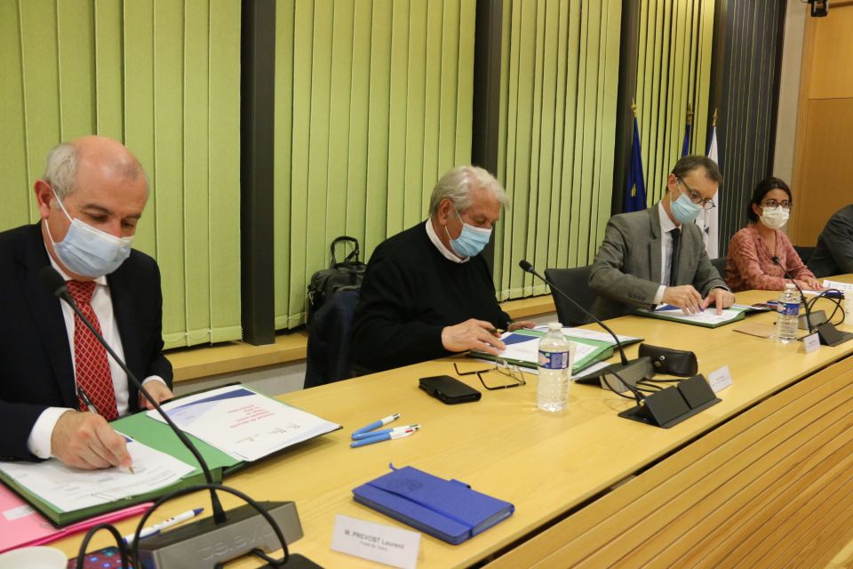 Laurent Prévost, préfet de l’Isère, Renzo Sulli, maire d’Échirolles et Eric Vaillant, procureur de Grenoble, ont signé le premier Contrat de sécurité intégrée de l’Isère lors du Conseil local de sécurité et de prévention de la délinquance (CLSPD) de mars.