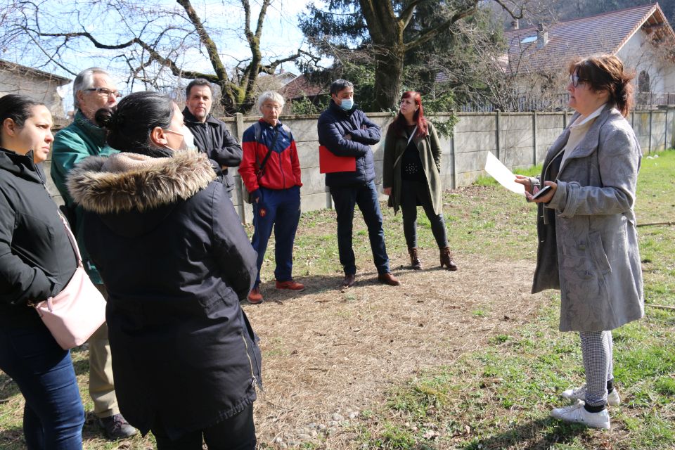 Les élues, Élise Amaïri, au fond, en charge de la GUP, et Sandrine Yahiel, face aux habitant-es, et les techniciens de la Ville ont donné rendez-vous aux participant-es, en avril, pour faire le point sur les actions engagées.