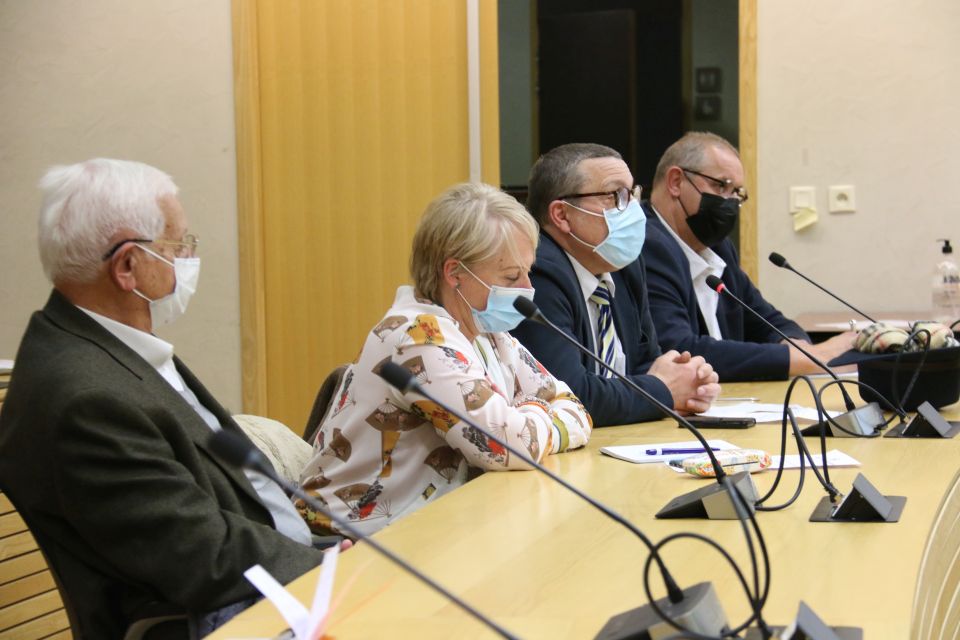 Contrat de sécurité intégrée : Un nouvel outil partenarial Les représentant-es du monde associatif, bailleurs, habitant-es et chefs d'établissements scolaires, comme Fabrizio Cristante, proviseur du lycée Marie-Curie, deuxième en partant de la droite, participent activement au CLSPD, et font remonter les problématiques auxquelles ils sont confrontés.
