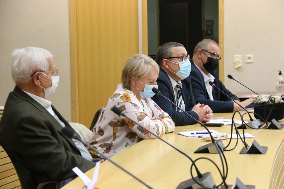 Les représentant-es du monde associatif, bailleurs, habitant-es et chefs d'établissements scolaires, comme Fabrizio Cristante, proviseur du lycée Marie-Curie, deuxième en partant de la droite, participent activement au CLSPD, et font remonter les problématiques auxquelles ils sont confrontés.  