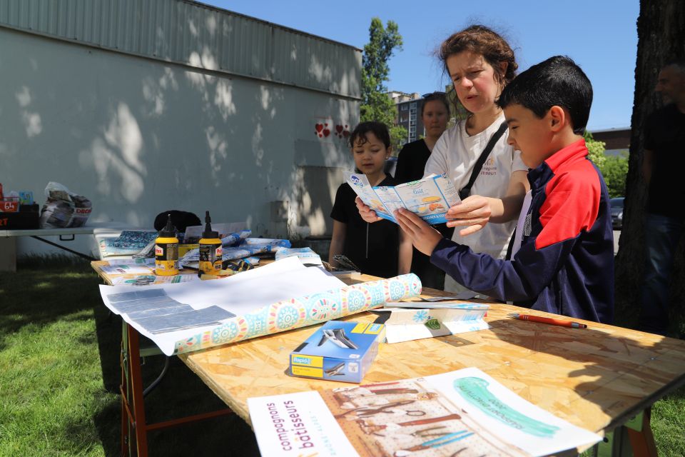 Les animatrices des Compagnons bâtisseurs étaient également là pour promouvoir le recyclage d'objets à travers un ingénieux atelier de fabrication de porte-monnaie à base de briques de lait et de vieille tapisseries...