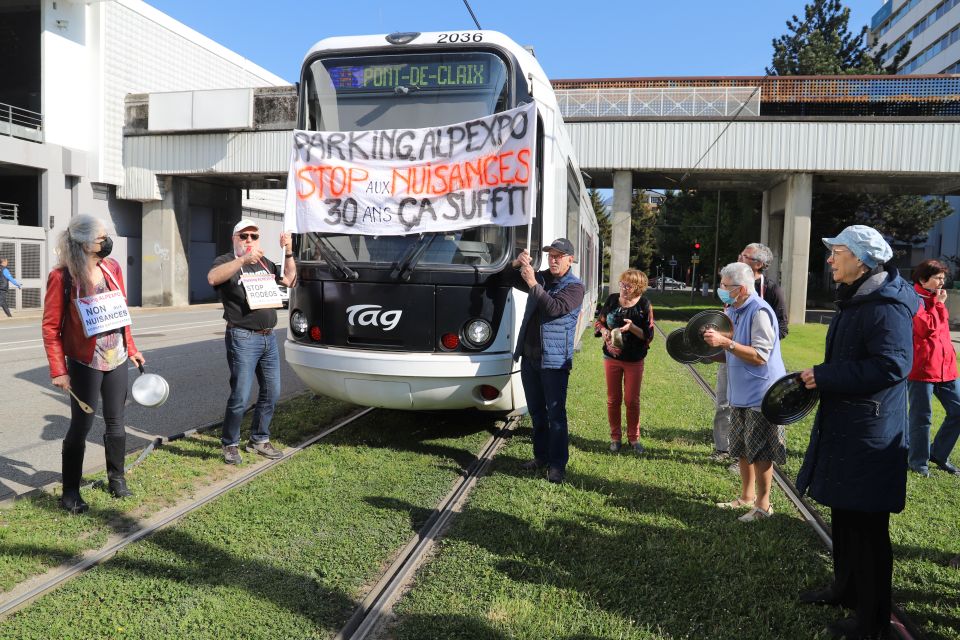 Banderole en main, les habitant-es ont affiché leurs revendications sur le pare-brise des trams qu'ils ont temporairement stoppé.