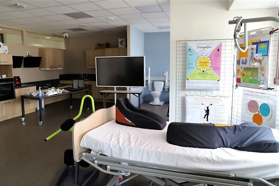 Ergothérapie : Ocellia inaugure ses nouveaux locaux Une cuisine et un espace sanitaire entièrement aménagés et équipés permettent aux jeunes étudiant-es de pratiquer lors de mises en situation enregistrées et retransmises en direct dans une salle voisine pour être analysées.