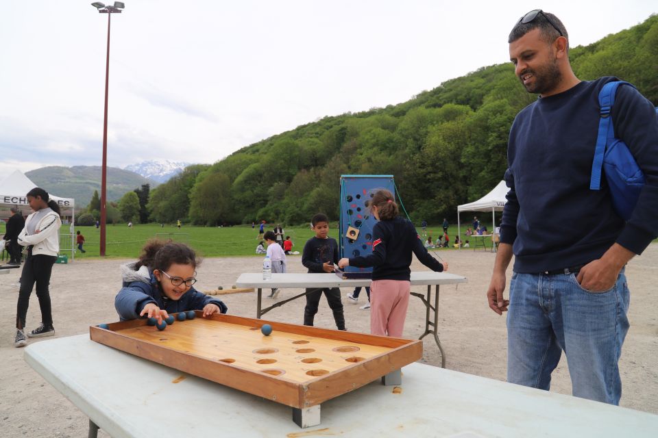 Secours populaire : La chasse aux œufs fait le plein de bonheur ! Pour les parents et les enfants, comme pour les organisateurs, une vingtaine de bénévoles du comité échirollois du Secours populaire, l'objectif de la journée était de prendre du plaisir. Objectif atteint !