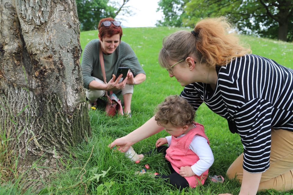 Secours populaire : La chasse aux œufs fait le plein de bonheur ! Accompagnée de sa maman, la petite Sofia a eu le bonheur de trouver de petits œufs en chocolat, sous l'objectif attendri de sa grand-mère.