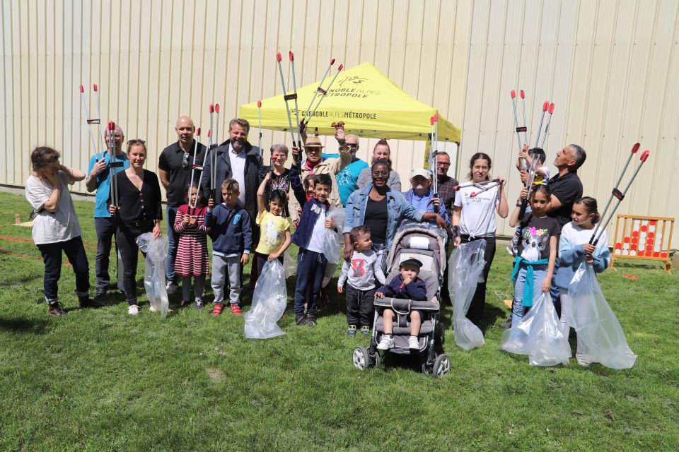 L'association des Berges du Drac a nettoyé son quartier Les adjoints Pierre Labriet et Mohamed Makni, et la conseillère municipale Élise Amaïri, étaient venu-es saluer l'initiative des habitant-es pour le moins... surmotivé-es !