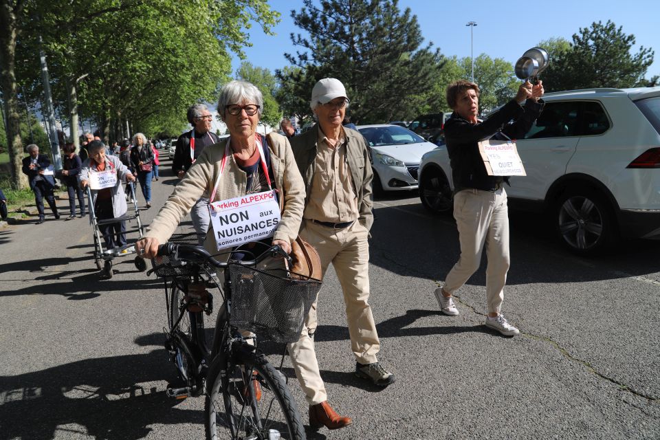 La déambulation a mené le cortège sur la parking d'Alpexo, situé à quelque centaine de mètres des premières habitations situées sur le territoire échirollois. 