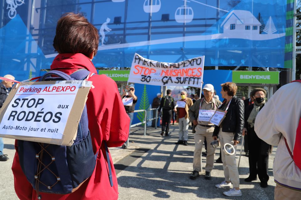 Les habitant-es ont brièvement filtré l'entrée du salon international Mountain Planet, destination finale de la manifestation, pour donner plus d'écho à leurs revendications.