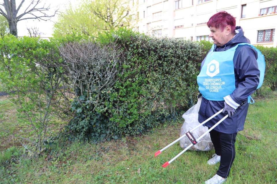 Une quinzaine d'habitant-es ont participé ce samedi à la troisième opération de collecte organisée au Bayard par l'association des habitants et l'entreprise à but d'emploi Soléeo.