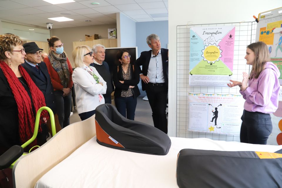 Michel Issindou, président d'Ocellia, Amandine Demore, première adjointe, le maire Renzo Sulli, la vice-présidente de la Région en charge de la santé Laurence Fautra, et les adjoint-es Mohamed Makni et Sylvette Rochas (de droite à gauche) ont pu constater l'investissement fort des jeunes étudiant-es.