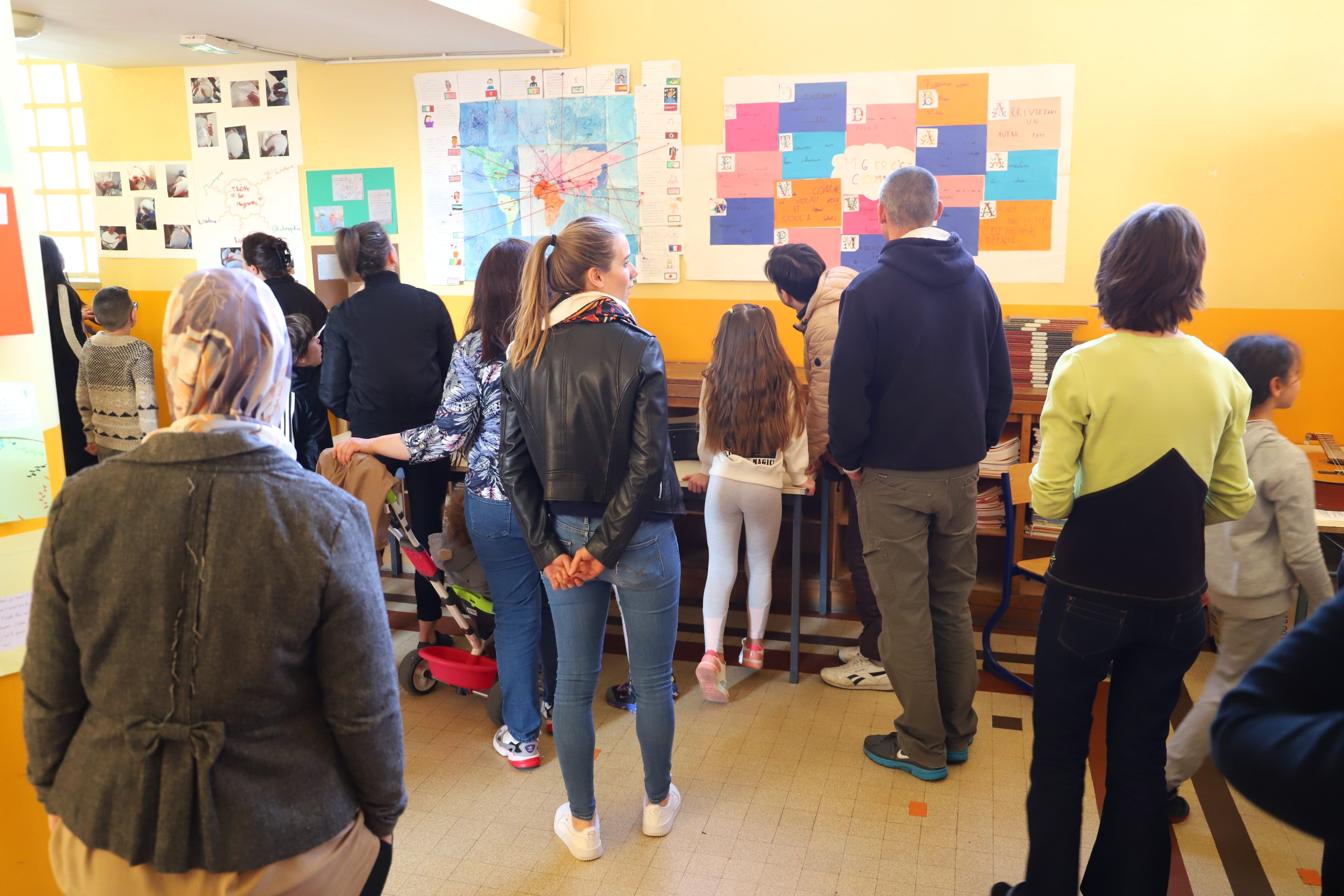 Enfants et parents devant les productions de l'atelier philoplastie