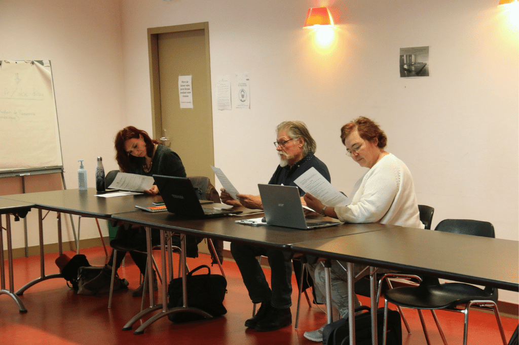 Les associations s'informent sur la convention Des personnent lisent un document autour d'une table