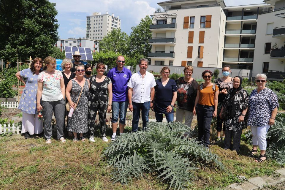 Une demi-douzaine de jardinier-ères amateur-es étaient déjà présent-es aux Jardin métissés, au Village Sud, avec les élu-es de la Ville venu-es les accueillir. 