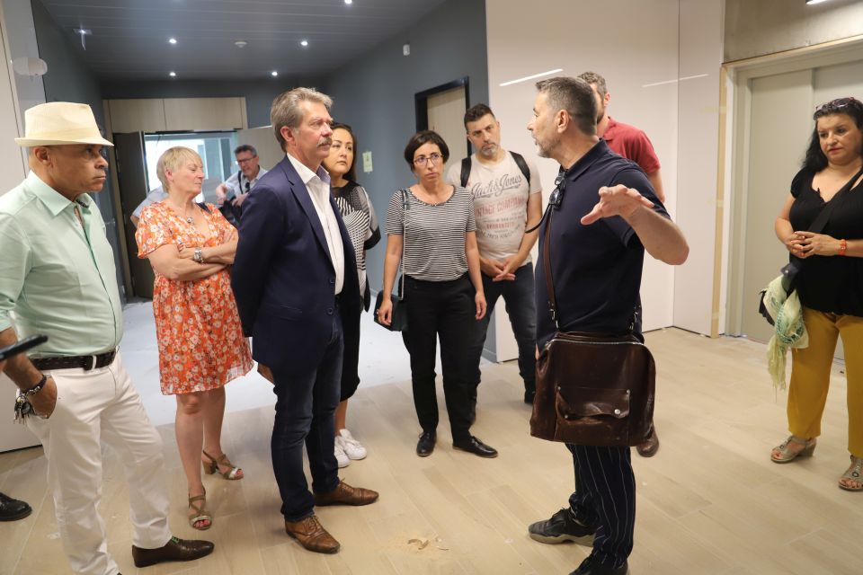 Immeuble Le Pixel : Le dernier "carré" du centre-ville Les élu-es ont découvert le bâtiment en cours de finalisation avec les commentaires avisés de l'architecte de l'opération, Bruno Tomasini, de Tomasini Design.