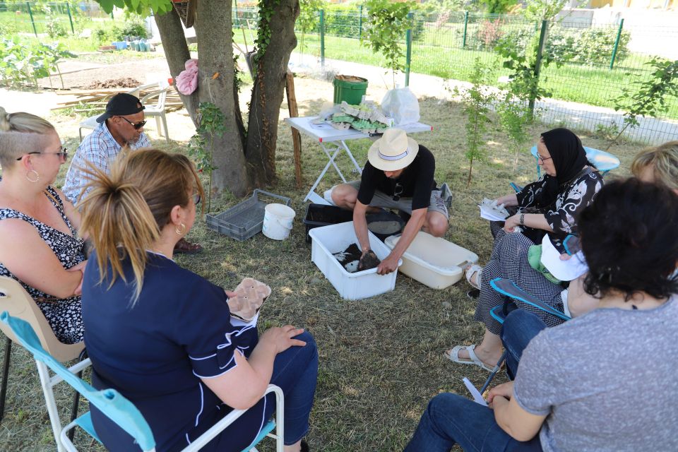 Thibaut Chapus, de l'association Cultivons Cultivons nos toits, co-organisatrice de l'évènement, a animé un atelier de fabrication de terreau de semis et de plantation de plantes aromatiques, qui fait le lien antre les deux jardins. 