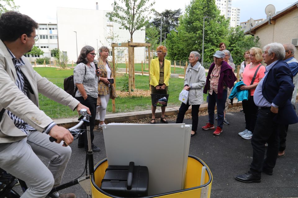 Des d'étapes, comme ici au Gatînais, devant les espaces publics fraîchement aménagés, ont permis de faire collectivement le point sur les travaux lors de la déambulation commentée de six secteur. 